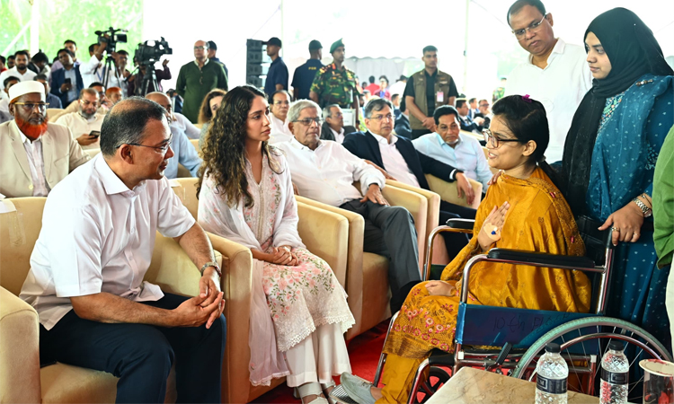 জুলাই গণঅভ্যুত্থানে আহত যোদ্ধা মিতুর খোঁজ নিলেন প্রধানমন্ত্রী