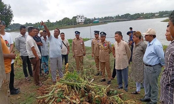 রাঙামাটিতে দুর্বৃত্তদের ‎কেটে দেওয়া পেঁপে বাগান পরিদর্শন করলেন দীপেন দেওয়ান