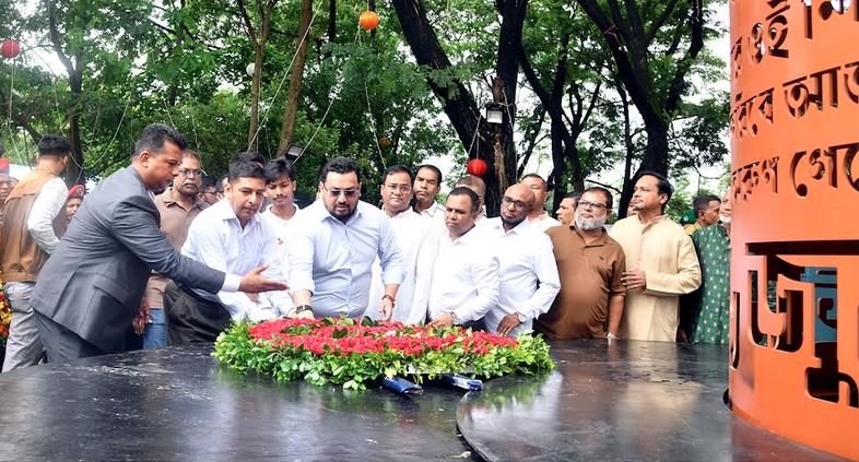 গণঅভ্যুত্থান দিবসে চট্টগ্রামে জুলাই স্মৃতিস্তম্ভে সর্বসাধারণের শ্রদ্ধা নিবেদন