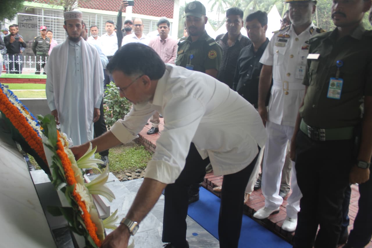 নৌবাহিনীর সাবেক প্রধান মাহবুব আলী খানের সমাধিতে ডিএনসিসি প্রশাসকের শ্রদ্ধা