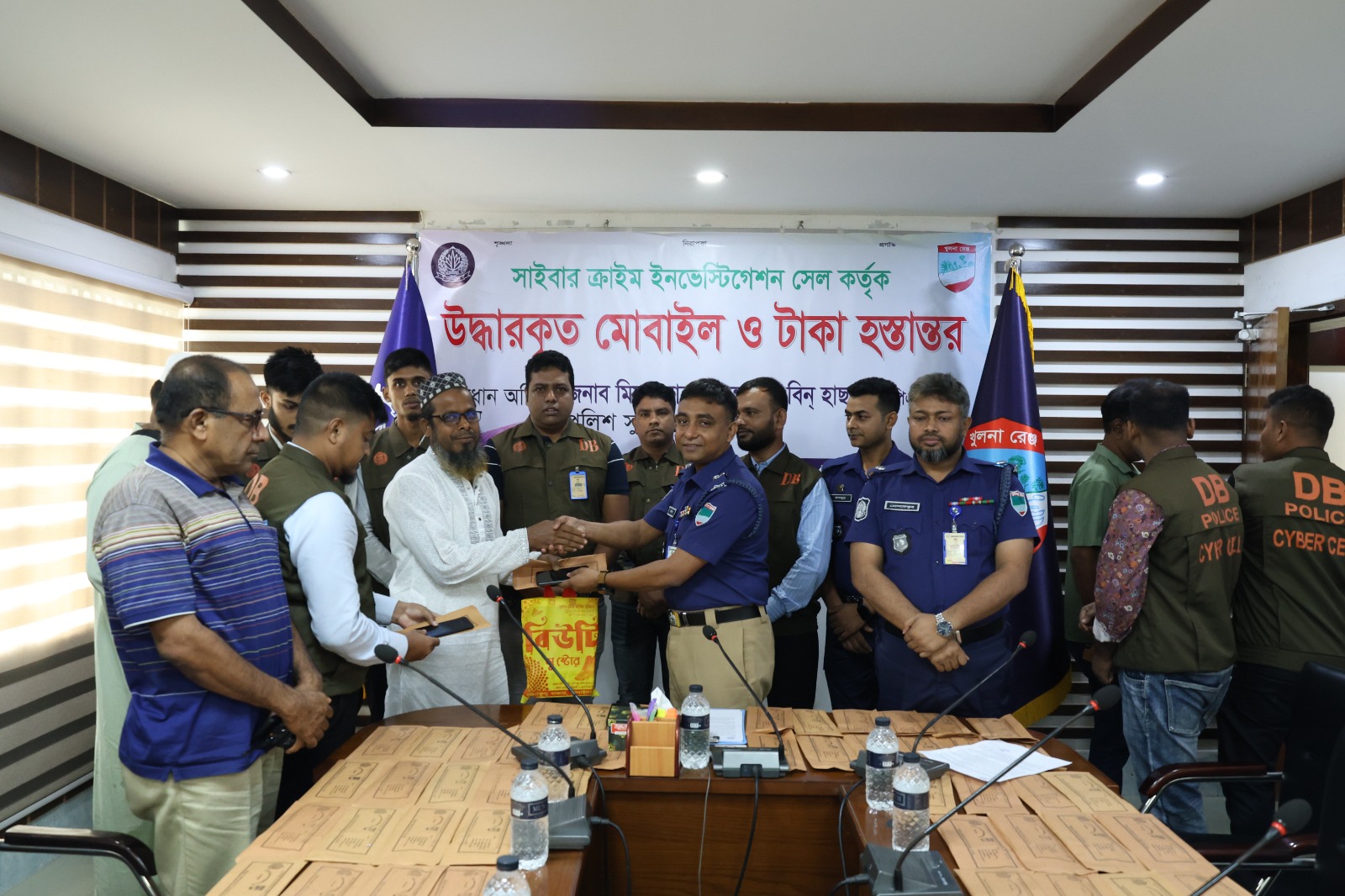 ঝিনাইদহে চুরি হওয়া ১০৬টি মোবাইল ফোন মালিকদের কাছে হস্তান্তর, গ্রেফতার ১৯