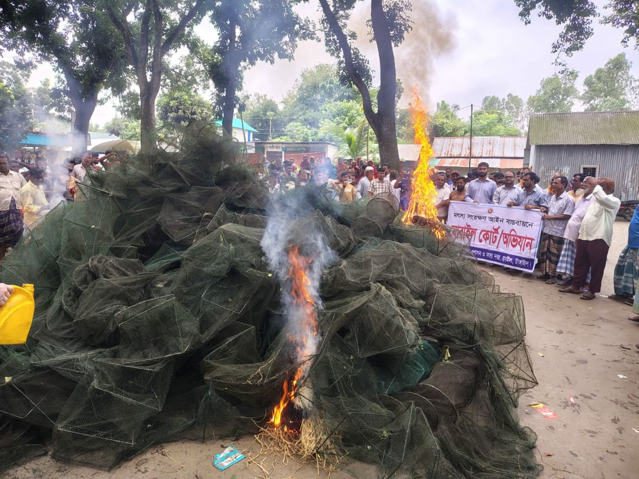 টাঙ্গাইলে ৬ লাখ টাকার অবৈধ চায়না দুয়ারি জাল জব্দ ও পুড়িয়ে ধ্বংস