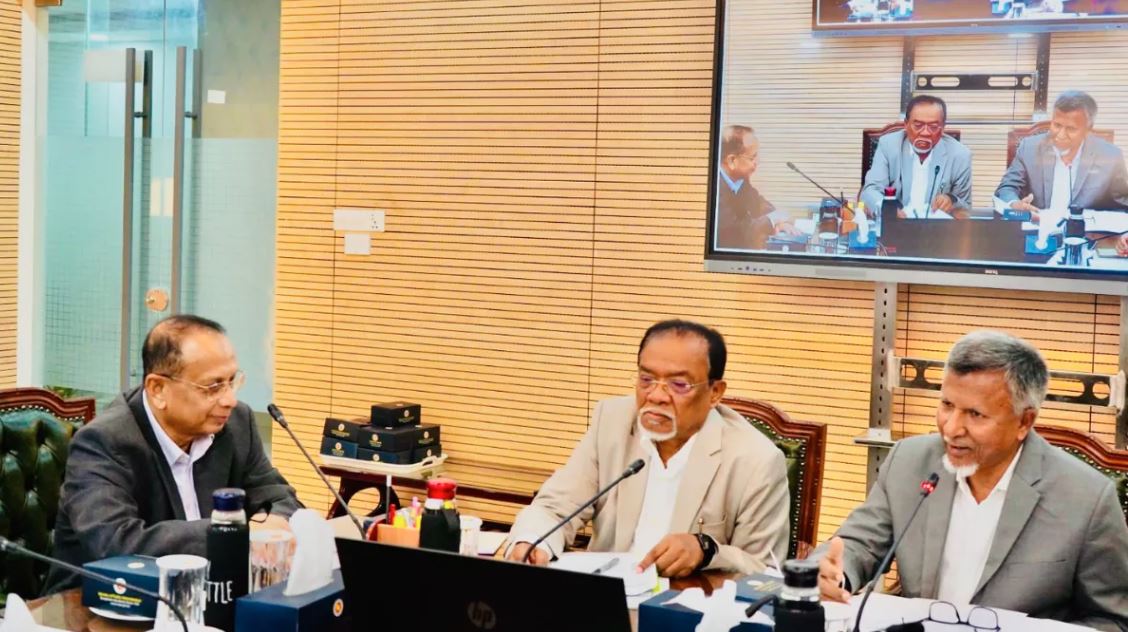 আমলাতান্ত্রিক জটিলতা পরিহার করে দ্রুত কার্যকর ব্যবস্থা গ্রহণের নির্দেশ জনপ্রশাসন উপদেষ্টার