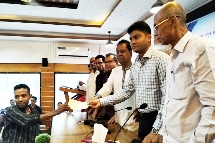 পটুয়াখালীতে দরিদ্র  ও প্রতিবন্ধী শিক্ষার্থীর মধ্যে সহায়তার চেক বিতরণ