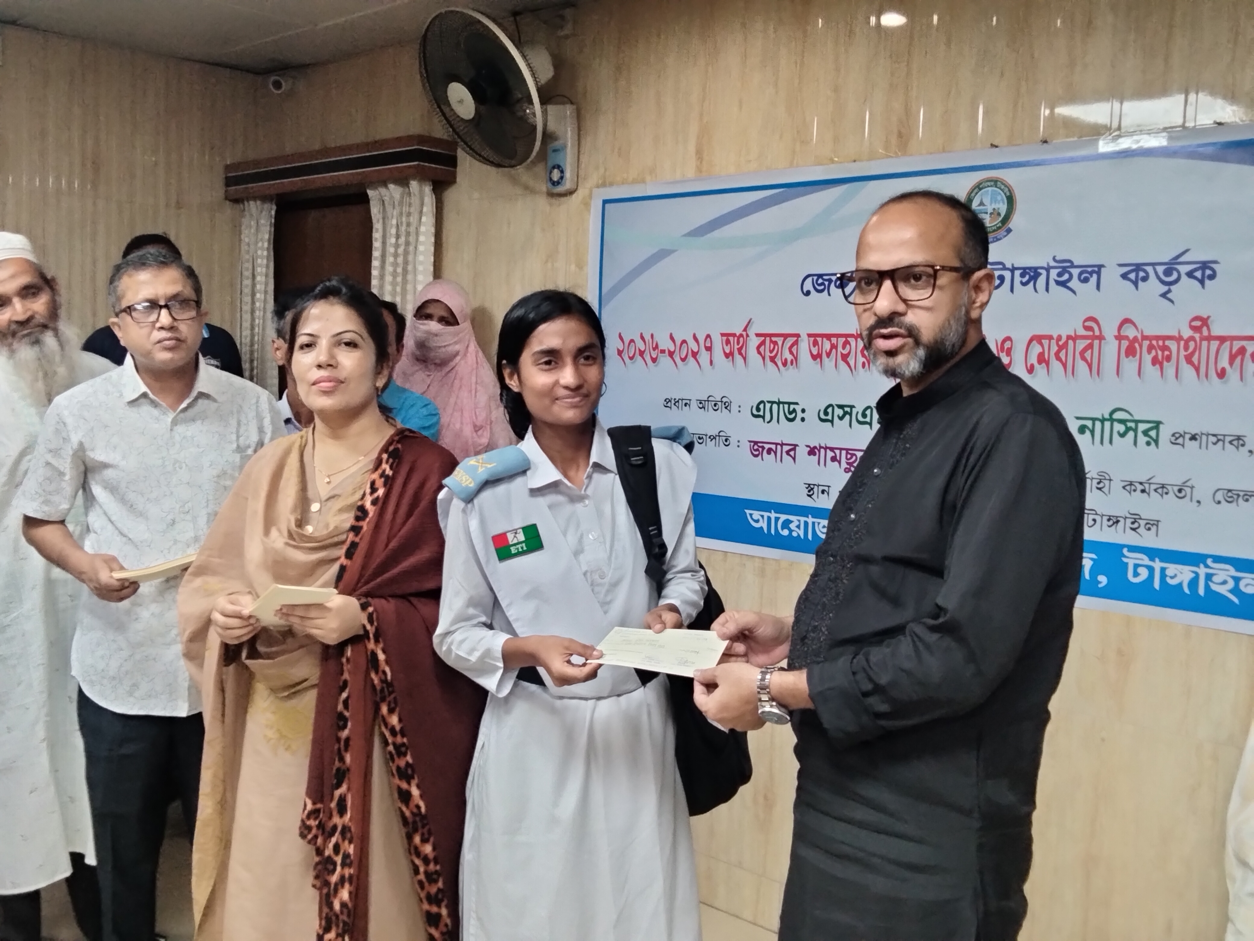 টাঙ্গাইলে দরিদ্র ও মেধাবী শিক্ষার্থীদের মাঝে অনুদানের চেক বিতরণ