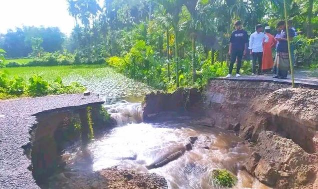 পাটগ্রামে আকস্মিক বন্যায় ভেঙে গেছে সড়ক, কমতে শুরু করেছে পানি