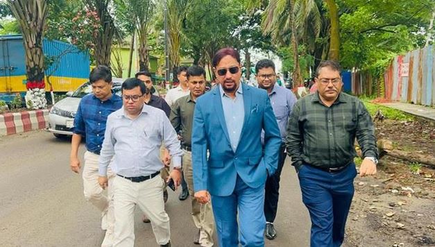 চট্টগ্রামে ভারী বৃষ্টিতে ক্ষতিগ্রস্ত সড়ক দ্রুত সংস্কারের নির্দেশ মেয়রের