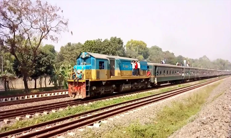 কমিউটার ট্রেনের বগি লাইনচ্যুত, ঢাকা-ময়মনসিংহ রুটে সাময়িকভাবে ট্রেন চলাচল বন্ধ  