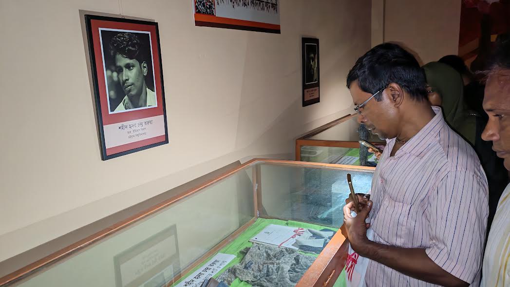 জাদুঘরে সন্তানের রক্তমাখা পোশাক দেখে কান্নায় ভেঙে পড়েন শহীদ হৃদয়ের বাবা
