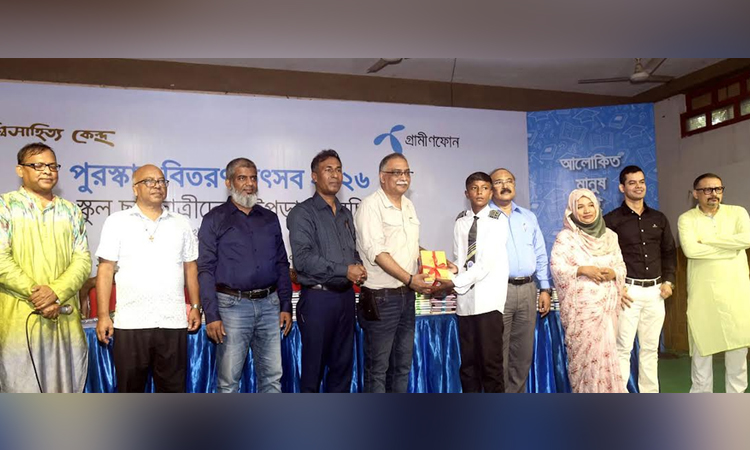 বই পড়ে পুরস্কার পেল খুলনার কৃতী শিক্ষার্থীরা