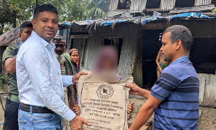 অসহায় দম্পতি পাশে দাঁড়ালেন রাঙ্গাবালীর ইউএনও