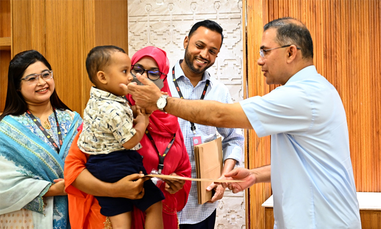 জুলাইয়ের শহীদ ও আহত ১০ ব্যক্তির পরিবারের সদস্যদের হাতে চাকরির নিয়োগপত্র তুলে দিয়েছেন প্রধানমন্ত্রী