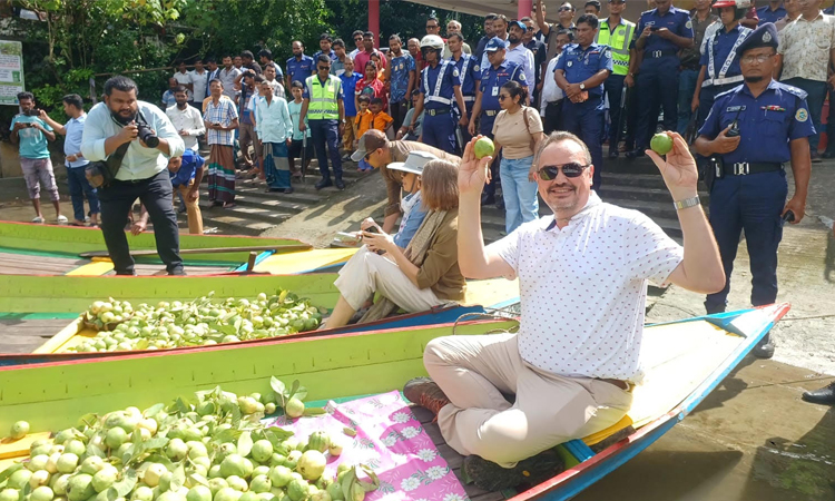 ঝালকাঠির ভাসমান পেয়ারার বাজার পরিদর্শন মার্কিন রাষ্ট্রদূতের
