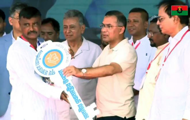 বাঁশখালীতে বন্যায় ক্ষতিগ্রস্তদের হাতে ঘরের চাবি তুলে দিলেন প্রধানমন্ত্রী