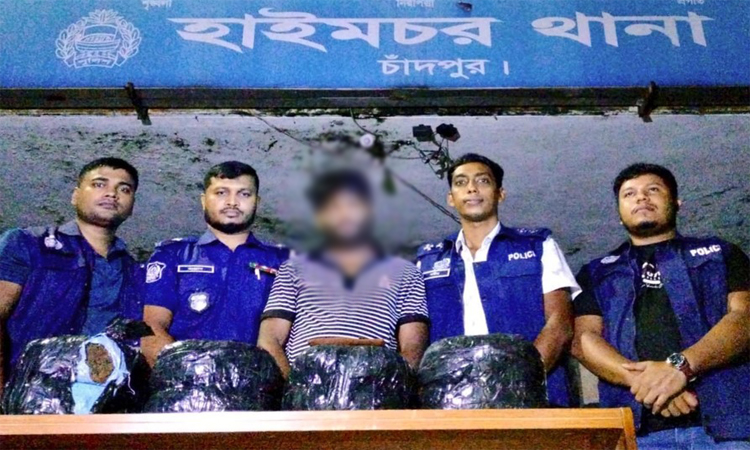 চাঁদপুরের হাইমচরে ২০ কেজি গাঁজা ও প্রাইভেট কারসহ আটক ১
