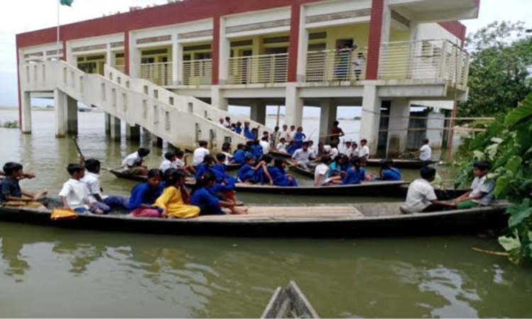 সুনামগঞ্জের হাওরাঞ্চলে নিরাপদ স্কুলযাত্রায় নৌযানের অপেক্ষায় শিক্ষার্থীরা