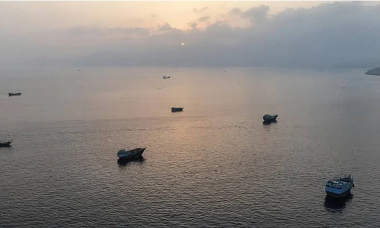 দাবি পূরণ না হলে হরমুজ খুলবে না ইরান