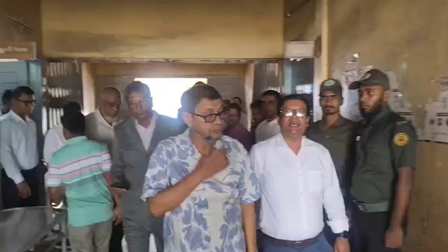 হাইমচর উপজেলা স্বাস্থ্য কমপ্লেক্স আকস্মিক পরিদর্শনে গিয়ে স্বাস্থ্যমন্ত্রীর অসন্তোষ