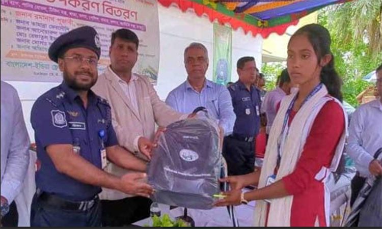 রামপালে শিক্ষার্থীর মাঝে শিক্ষা উপকরণ বিতরণ