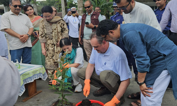 তথ্যমন্ত্রীর গ্রামের বাড়িতে ইলিশ ও রসমালাইয়ের স্বাদে মুগ্ধ মার্কিন রাষ্ট্রদূত