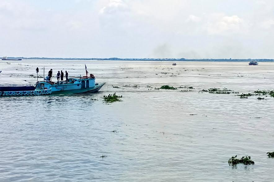 চাঁদপুর মেঘনার ঘূর্ণিস্রোতে সিমেন্টবোঝাই ট্রলারডুবি 