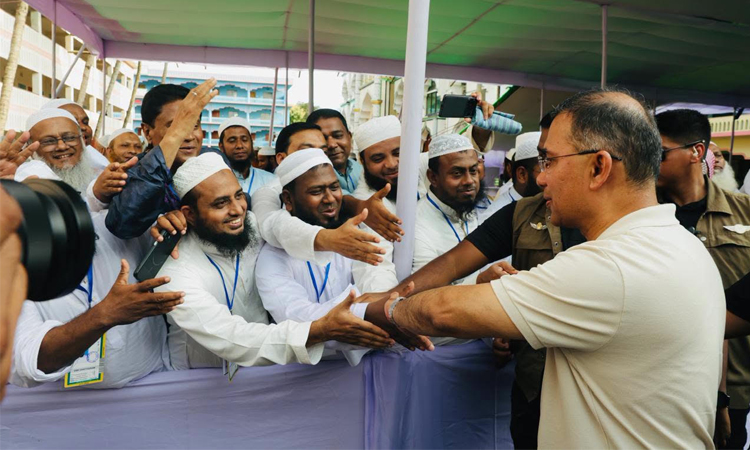 চট্টগ্রাম সফরে সাধারণ মানুষের হৃদয় জয় করলেন প্রধানমন্ত্রী