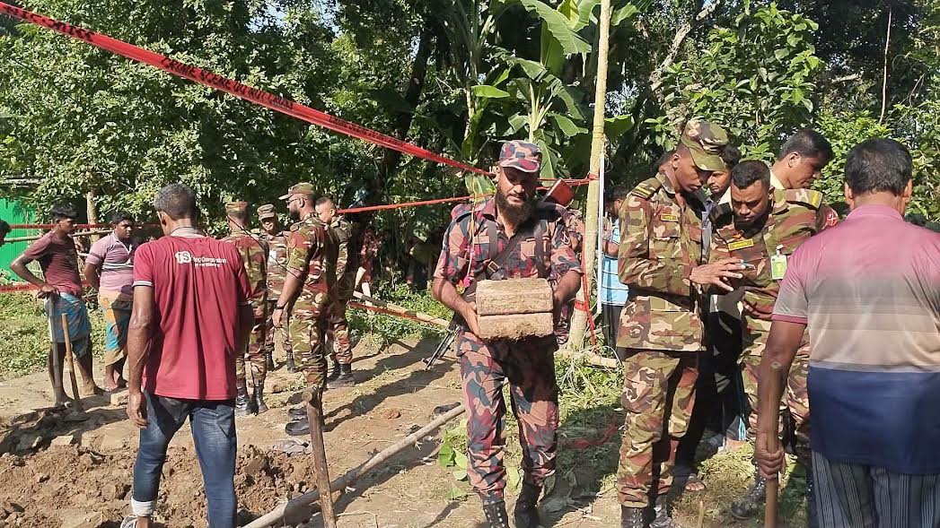 মেহেরপুরে মাটির নিচ থেকে পাওয়া ৯৬টি মাইন নিষ্ক্রিয় করা হয়েছে