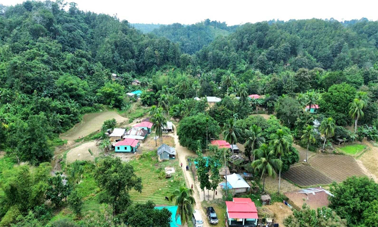 পাহাড়ের দুর্গম জনপদে শিক্ষার নতুন জানালা ই-লার্নিং