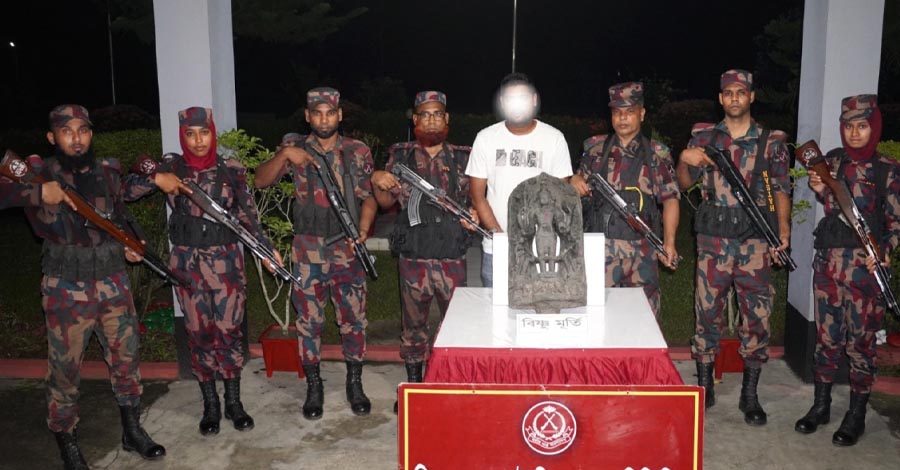 দিনাজপুরে যৌথ বাহিনীর অভিযানে কষ্টি পাথরের মুর্তি উদ্ধার