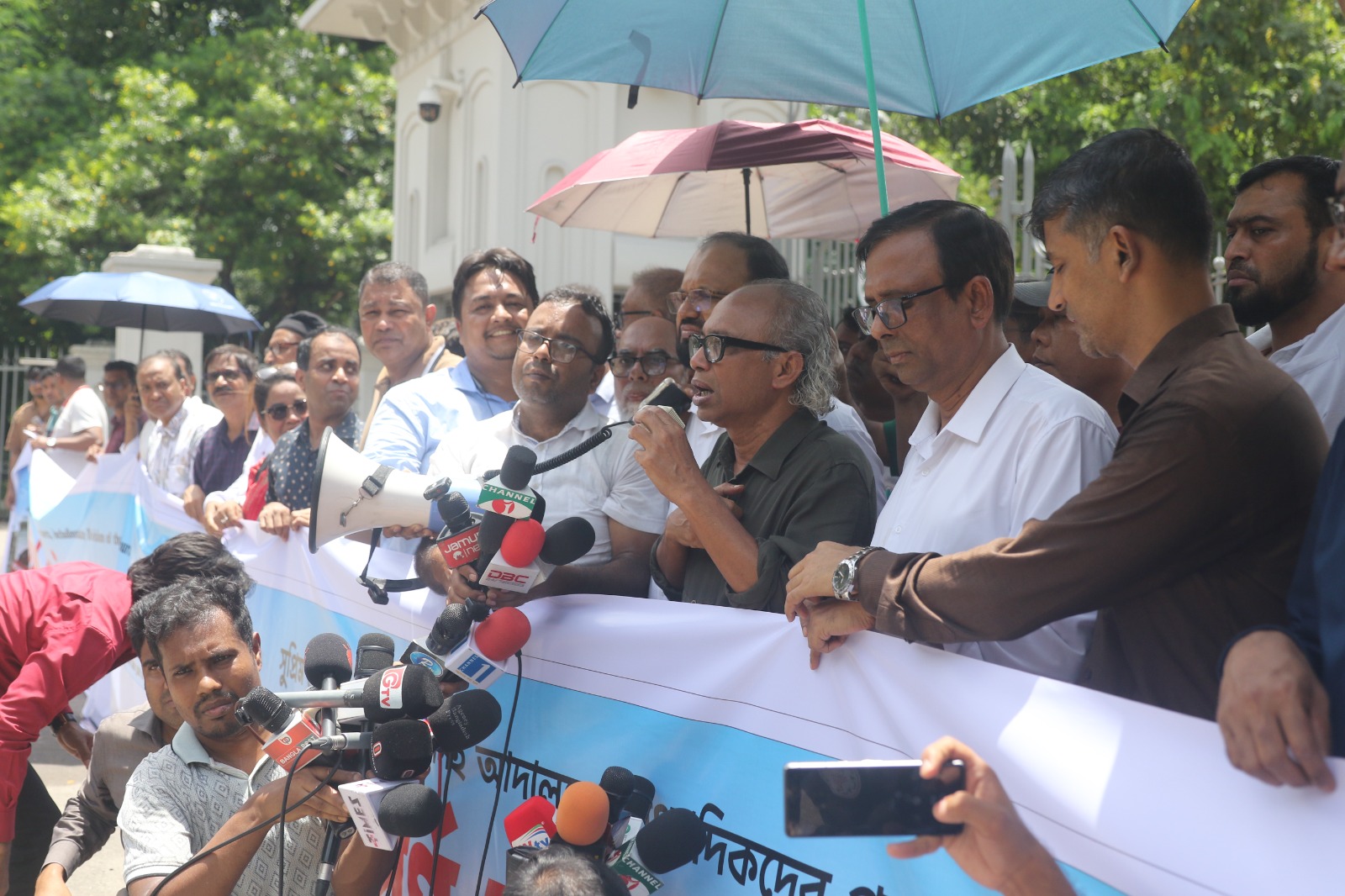 আপিল বিভাগে সাংবাদিকদের প্রবেশাধিকার ফিরিয়ে দেওয়ার অনুরোধ