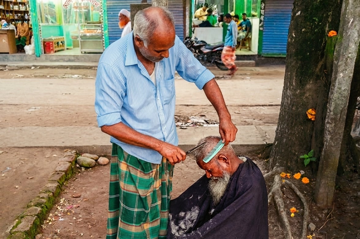 ক্ষুর-কাঁচিতে জীবিকা নির্বাহ, সময়ের স্রোতে সংকটে ভ্রাম্যমাণ নরসুন্দর পেশা