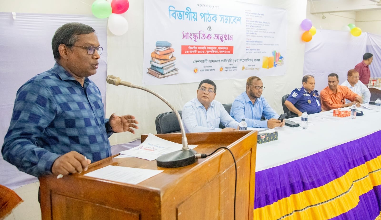 বই শিশুদের সামনে জ্ঞানের দুয়ার খুলে দেয় : বিভাগীয় কমিশনার