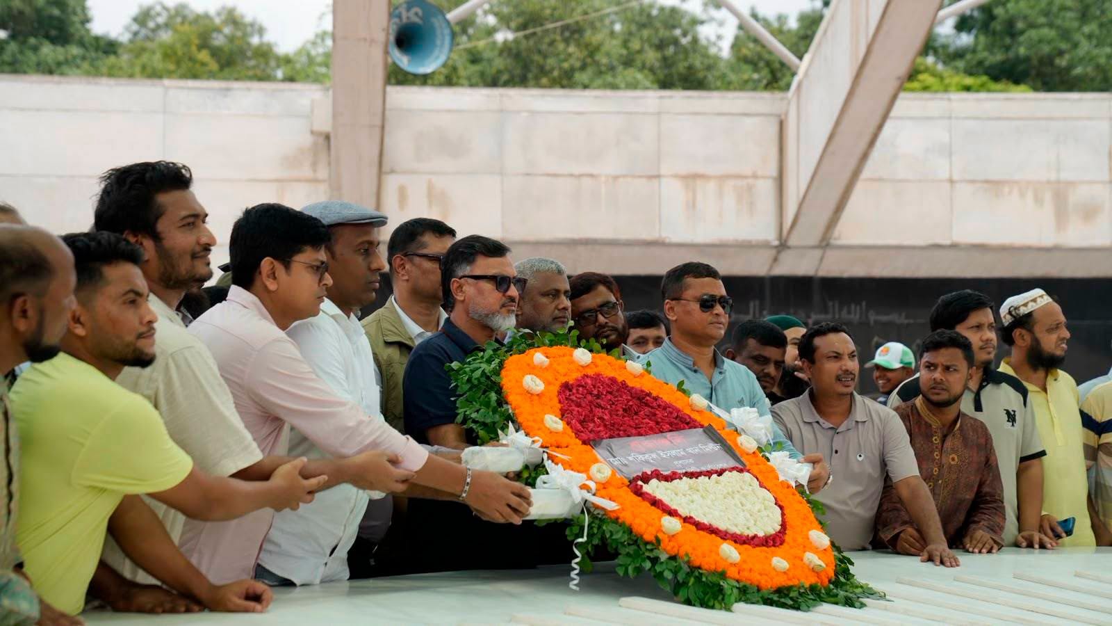 বেগম খালেদা জিয়ার সমাধিতে ডিএনসিসি প্রশাসকের শ্রদ্ধা