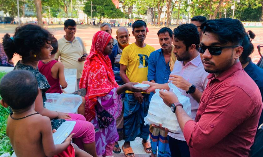 খালেদা জিয়ার জন্মবার্ষিকীতে ঢাবিতে ছিন্নমূল মানুষের মাঝে ছাত্রদল নেতার খাবার বিতরণ