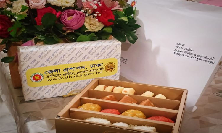 এসএসসির কৃতী ২৫ শিক্ষার্থীকে অভিনন্দন জানিয়ে ডিসি ফরিদার মিষ্টি উপহার