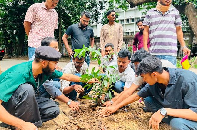 গুলশান লেকে শতাধিক কমল-শাপলার চারা রোপণ করলেন ছাত্রদল নেতা প্রিন্স
