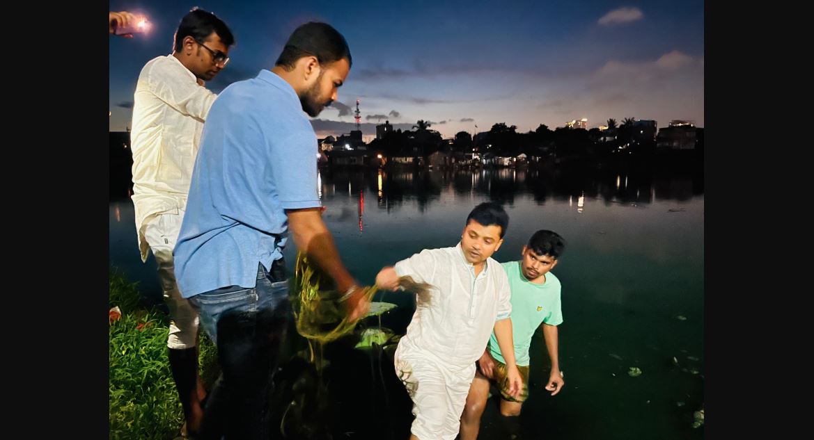 গুলশান লেকে শতাধিক কমল-শাপলার চারা রোপণ করলেন ছাত্রদল নেতা প্রিন্স