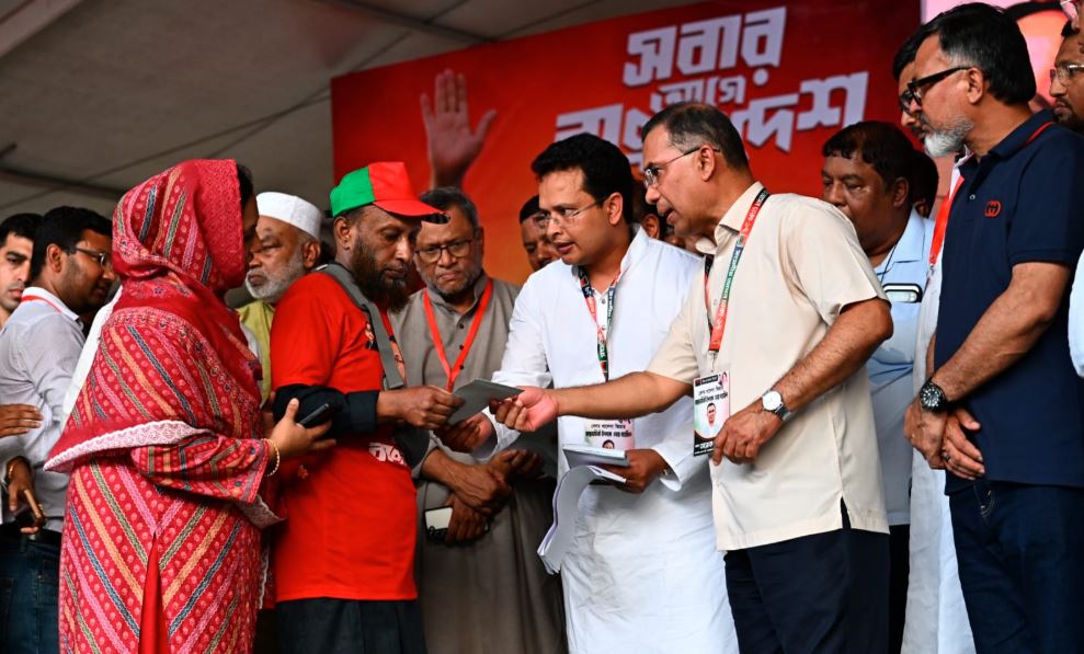 বেগম খালেদা জিয়ার ৮২তম জন্মদিন উপলক্ষে আয়োজিত অনুষ্ঠানে দুস্থ, অসহায় মানুষের মাঝে চেক বিতরণ করেন প্রধানমন্ত্রী। ছবি : পিএমও
