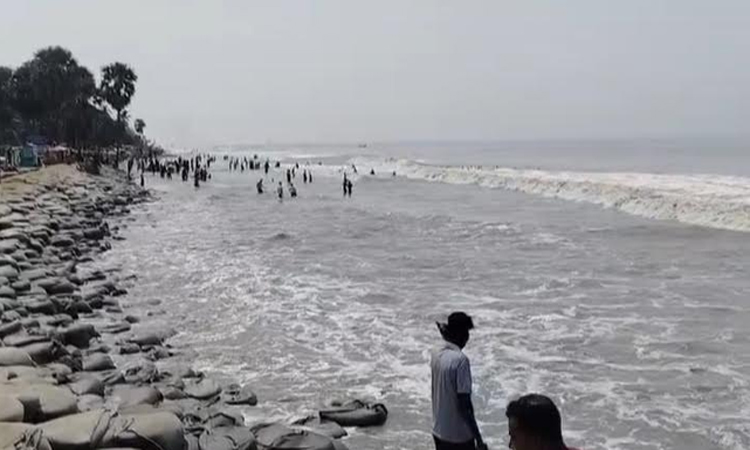 পটুয়াখালীতে নিম্নচাপের প্রভাবে মুষলধারে বৃষ্টি