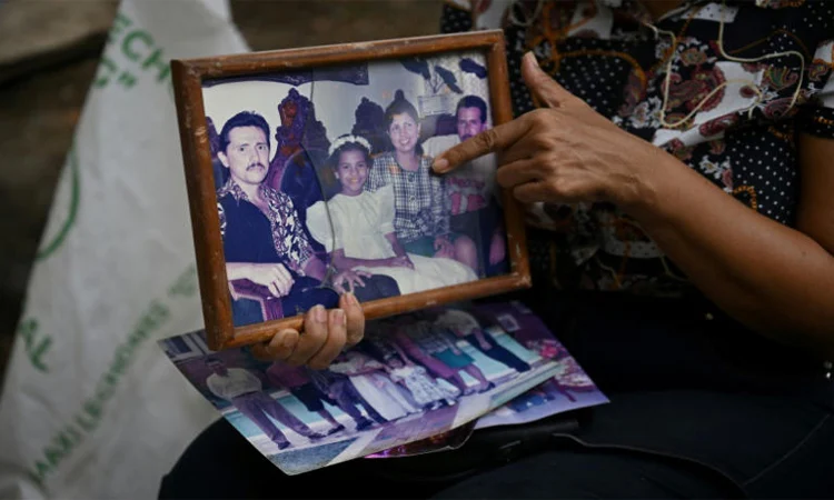 ভূমিকম্পের পর স্বজনহারা কলম্বীয়দের শেষ সম্বল ছবি ও স্মৃতি
