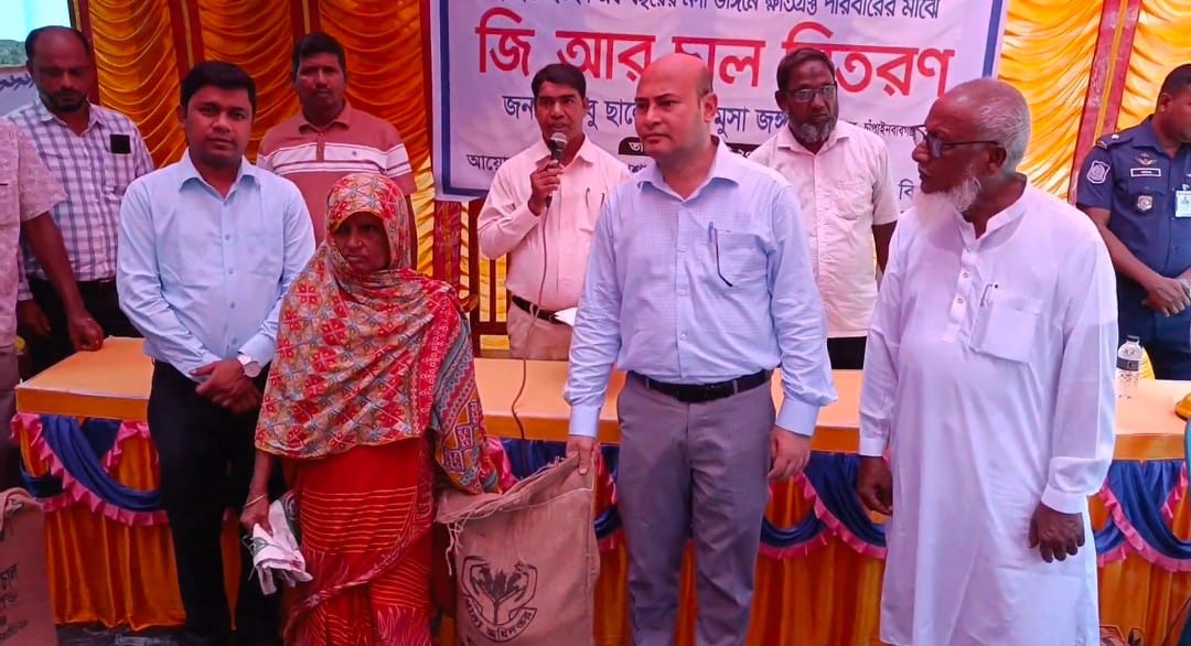 চাঁপাইনবাবগঞ্জে নদী ভাঙনে ক্ষতিগ্রস্ত পরিবারের মাঝে চাল বিতরণ