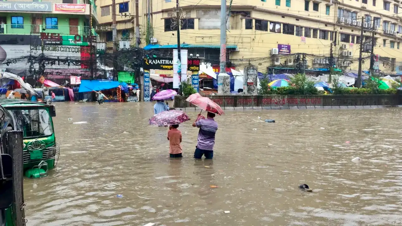 চট্টগ্রামে তিন ঘণ্টায় ১০৯ মিমি বৃষ্টি, নিচু এলাকায় জলাবদ্ধতা
