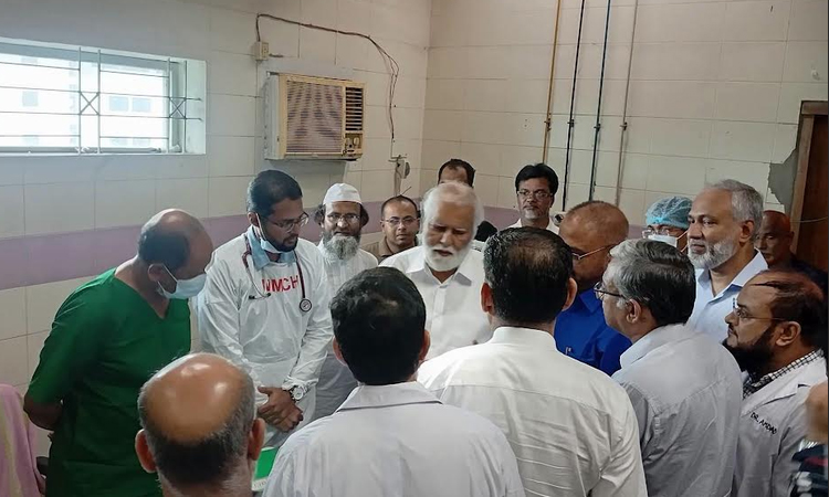 মমেক হাসপাতাল পরিদর্শন করেছেন ত্রাণ প্রতিমন্ত্রী, হয়রানিমুক্ত সেবার নির্দেশ