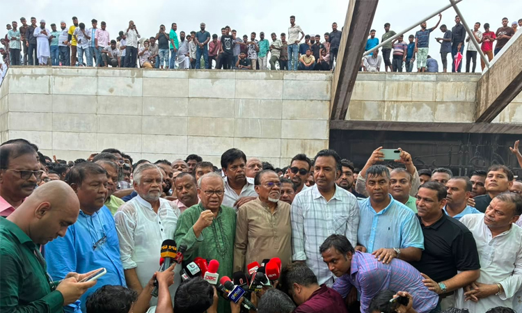 জিয়াউর রহমান ও খালেদা জিয়ার সমাধিতে বিএনপির স্থায়ী কমিটির নতুন চার সদস্যের শ্রদ্ধা