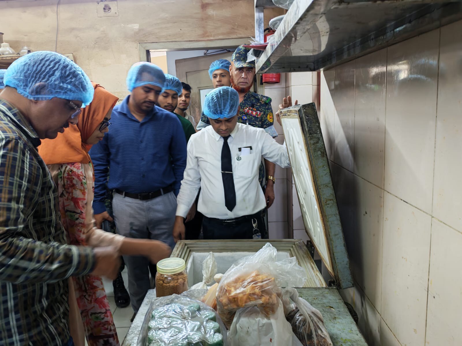 রাজধানীর রাজারবাগে হোটেল আশরাফীকে নিরাপদ খাদ্য আইনে ১ লাখ টাকা জরিমানা
