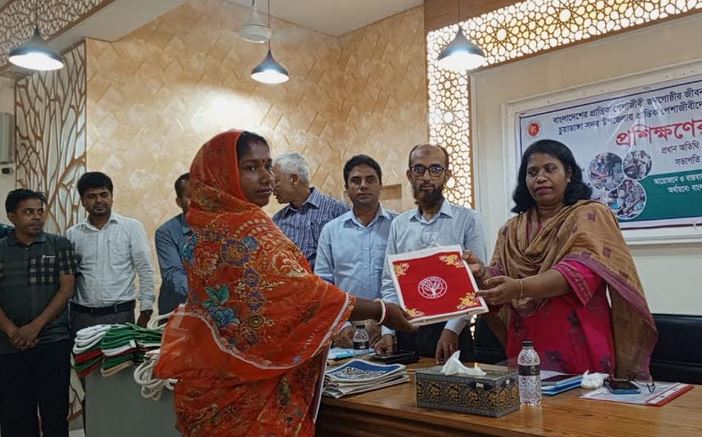 চুয়াডাঙ্গায় প্রান্তিক পেশাজীবীদের সফট স্কিল প্রশিক্ষণ