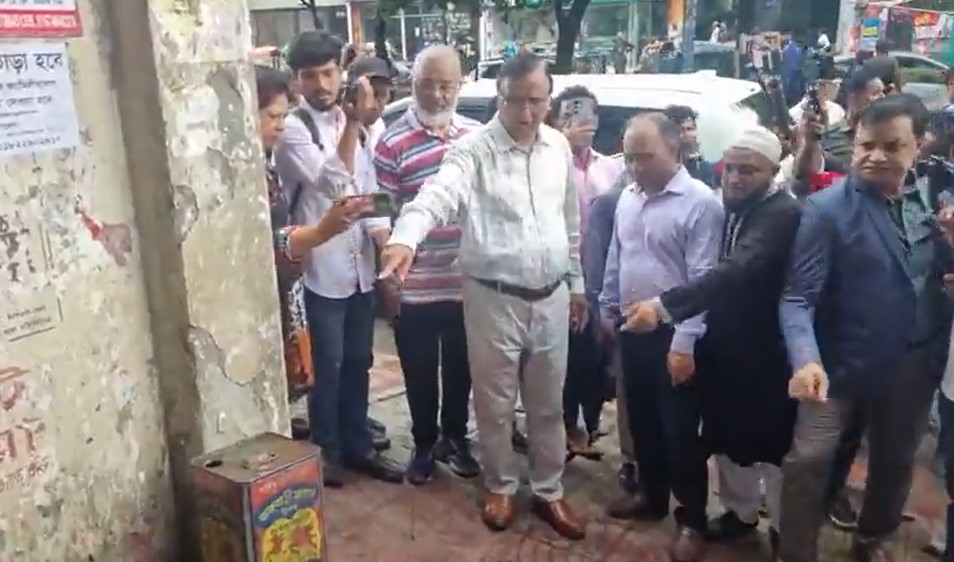 ডিএসসিসি’র সমন্বিত অভিযান : সেবায় গাফিলতি হলে তাৎক্ষণিক ব্যবস্থা