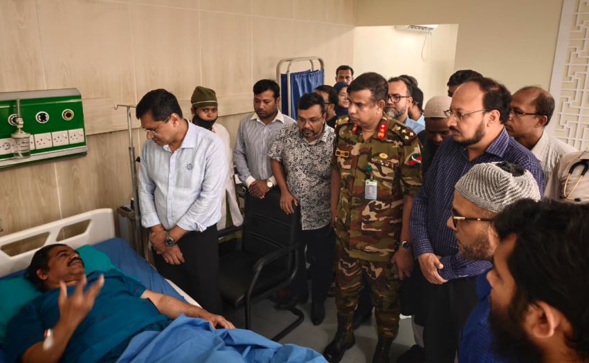 সন্ত্রাসী হামলায় আহত ডা. আসাদকে দেখতে হাসপাতালে প্রধানমন্ত্রীর সহকারী ব্যক্তিগত চিকিৎসক