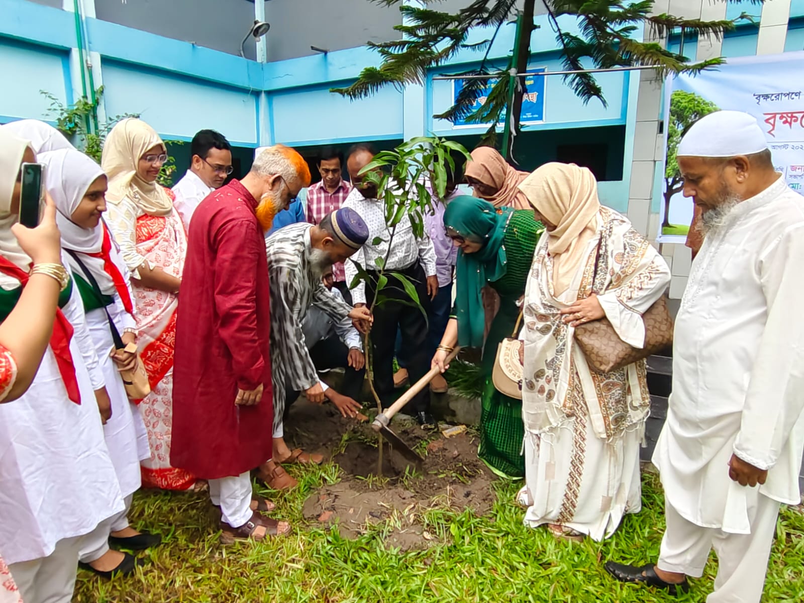 ময়মনসিংহ মহাকালী গার্লস স্কুল এন্ড কলেজে বৃক্ষরোপণ ও সংবর্ধনা