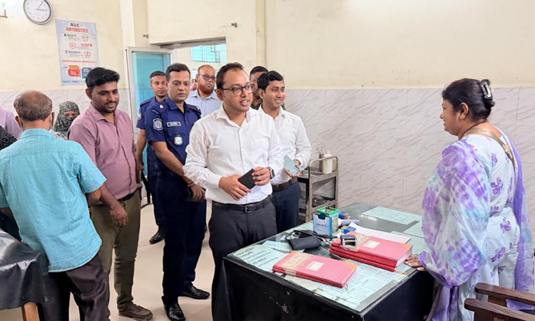নরসিংদীতে উপজেলা স্বাস্থ্য কমপ্লেক্সে স্বাস্থ্যসেবার মানোন্নয়নে পরিদর্শন